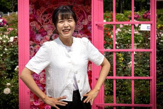 에버랜드 장미원에서 만난 '소울리스좌' 김한나씨. 그를 모델로 한 장미축제 영상도 10일 만에 500만 조회수를 넘겼다. 장진영 기자