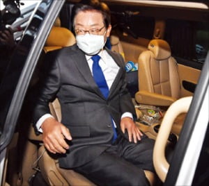 이재명 위원장이 민주당 개표상황실을 빠져나와 굳은 표정으로 차에 탑승하고 있다. /김병언 기자