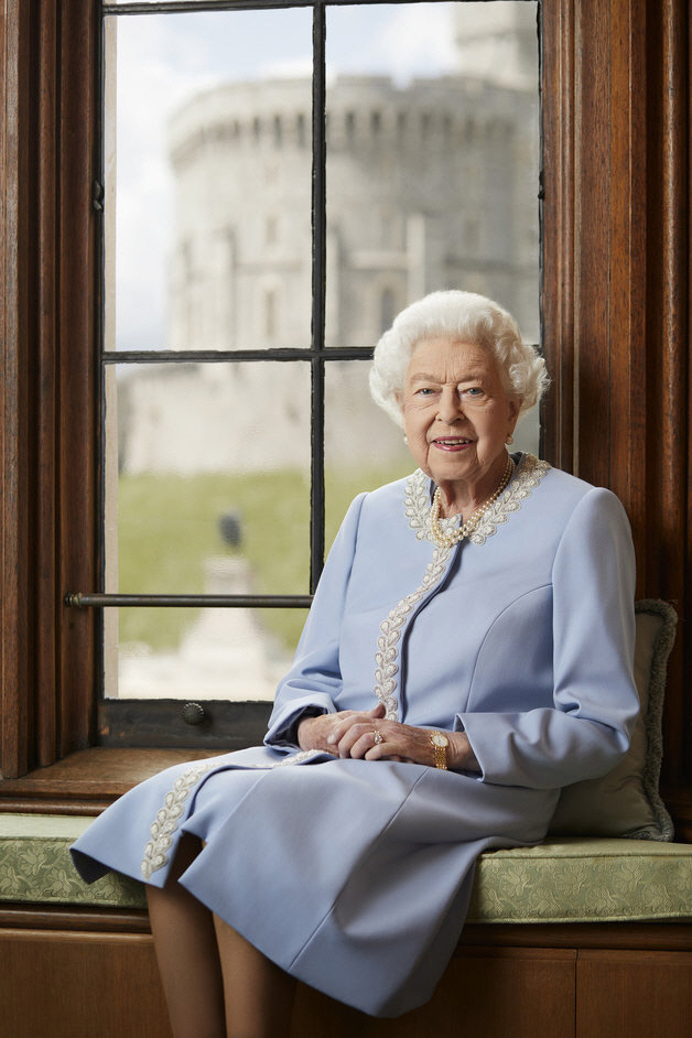 영국 왕실이 공개한 엘리자베스 2세 여왕의 새로운 초상 사진. 영국 왕실 트위터 캡처