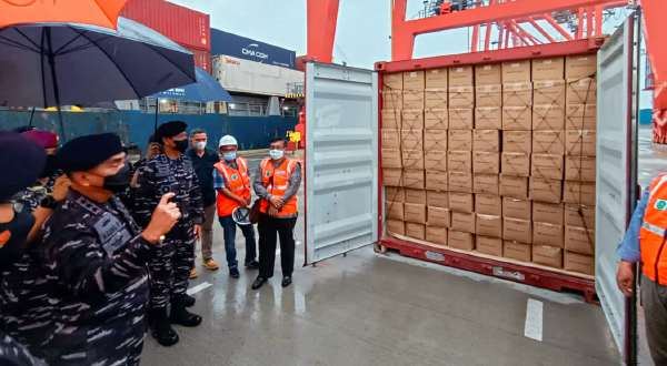 The Indonesian Navy Fleet Commander Vice Adm. Agung Prasetiawan (left) inspects a container filled with cooking oil at the port of Belawan in Medan, North Sumatra, which was planned to be shipped to Malaysia, on May 6, 2022. (Agence France-Press/Jakfar)
