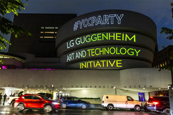 1일(현지시간) 미국 뉴욕 구겐하임 뮤지엄 외관에 표시된 LG 구겐하임 글로벌 파트너십을 알리는 맵핑 광고. [사진 제공 = LG]