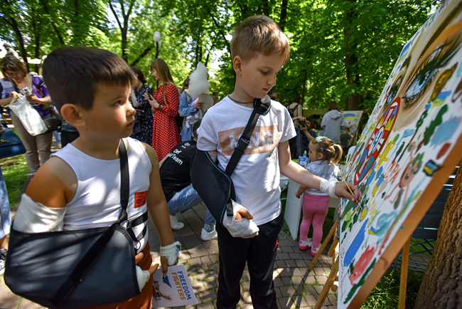 우크라이나 키이우(키에프)의 최대 어린이 병원인 오흐마디트 병원에서 지난 1일(현지시간) 어린이들이 ‘국제 어린이 보호의 날’ 행사에 참여해 그림을 그리고 있다. 연합뉴스·EPA