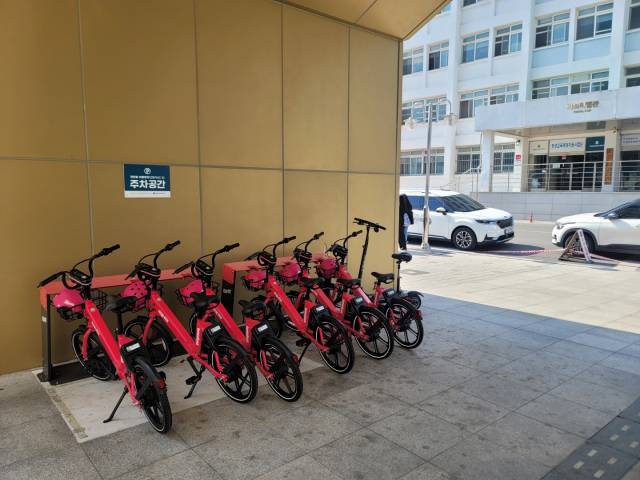 ▲강릉시는 강릉을 방문하는 여행자를 위한 관광형 MaaS(Mobility as a Service) 서비스 강릉패스의 기존 전동 킥보드 대여 서비스 외에 신규 모빌리티인 전기자전거 대여 서비스를 오는 3일부터 시작한다. ⓒ강릉시