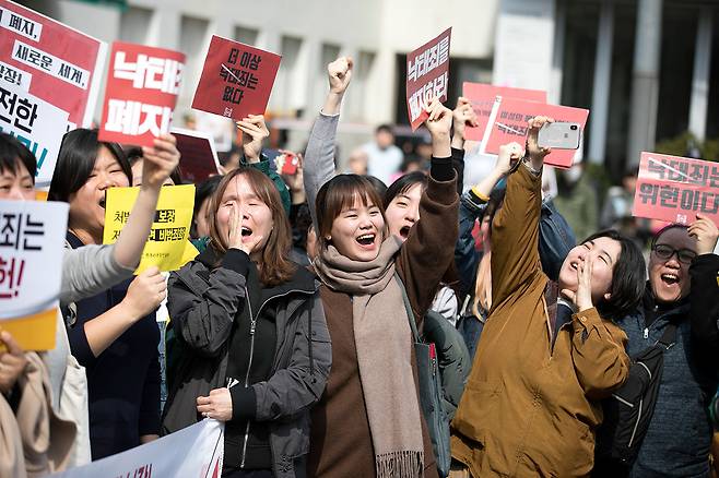 2019년 4월11일 헌법재판소의 낙태죄 헌법불합치 결정이 나오자, 헌재 앞에서 환호하는 여성들. ⓒ시사IN 신선영