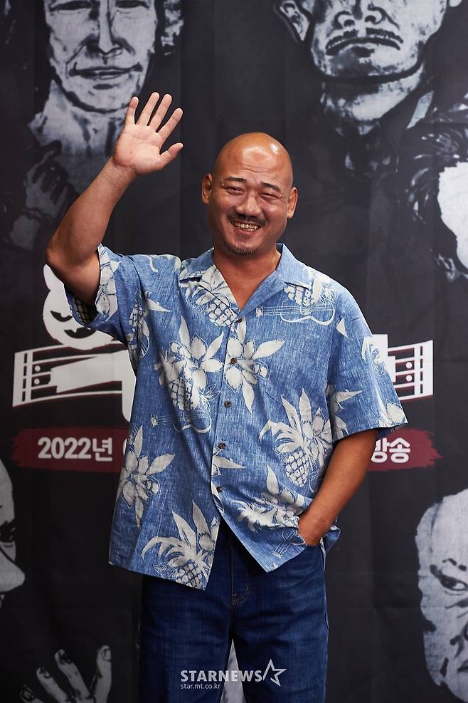 배우 김준배가 2일 오후 온라인 생중계로 진행된 MBC 새 예능 '악카펠라' 제작발표회에 참석해 포즈를 취하고 있다.  겉모습은 거칠어도 마음은 한없이 부드러운 대한민국 최고의 악역 배우들이 아카펠라에 도전하는 상상초월 음악(惡) 예능 '악카펠라'는 오늘(2일) 첫 방송된다. /사진제공=MBC 2022.06.02 /사진=이동훈 기자 photoguy@