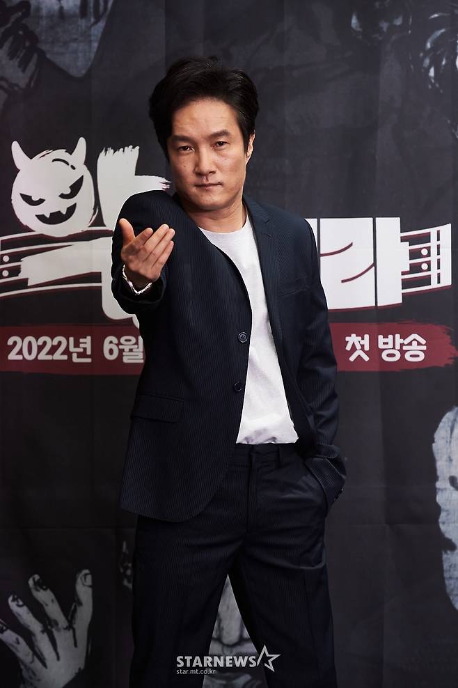 배우 이중옥이 2일 오후 온라인 생중계로 진행된 MBC 새 예능 '악카펠라' 제작발표회에 참석해 포즈를 취하고 있다.  겉모습은 거칠어도 마음은 한없이 부드러운 대한민국 최고의 악역 배우들이 아카펠라에 도전하는 상상초월 음악(惡) 예능 '악카펠라'는 오늘(2일) 첫 방송된다. /사진제공=MBC 2022.06.02 /사진=이동훈 기자 photoguy@