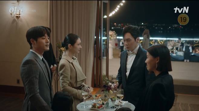 The deadly passion melodrama of Seo Ye-ji took off the veil.In the first episode of the TVN drama Eve, which was broadcast on the afternoon of the 1st, Lee Sean Gelael (Seo Ye-ji) Temptated Kang Yoon-gyeom (Byeong-eun Park) for revenge.The news of the affair between the companys LY chairman Kang Yoon-kyum was revealed to the media.His father-in-law and power man, Han Pan-ro (the former head of the National Assembly), was angry, and his wife, Sora (the former head of the National Assembly), gave a media control order, saying, I will fix it.Sean Gelael has designed revenge since the shocking death of his father Lee Tae-joon (Cho Deok-hyun) 13 years ago.Taejun, then president of Jethix Semiconductors and a genius developer, was caught up in a conspiracy and lost his life with the company.Kim Jong-chul (Jung Hae-gyun), who is called Human Hound of the Pano, tried to take Taejuns company as a technology spy, and assault and illegal activities took place in the process.In the end, Taejun died of blood, and Jung Chul hurriedly cremated, restricted interviews, and destroyed evidence.While her mother, who collapsed in shock after Fathers death, was hospitalized, Sean Gelael, who was home alone, suffered a major back injury due to the executive director who betrayed Father.Sean Gelael has carved a glamorous Rose Tattoo over the wound.The help of young Sean Gelael was made by Seo Eun-pyeong (Lee Sang-yeob), then a public defender.For safety, I recommended Sean Gelael as a lawyer association scholarship student and spent my studies in the United States.Eunpyeong, who wanted to be a person who helped others through Taejuns case, but realized that no one could help without power, quit his lawyer and chose another way and became the youngest member of parliament to pay attention to South Korea.Before leaving Korea, Sean Gelael watched LY group people on TV and said, If their misfortune is known one day, please remind me.I will pay you 10 times. After 13 years, Eunpyeong received a bundle of money from Sean Gelael and said, You said you would return it 10 times?There was a short note: Sean Gelael took the stage as a tango dancer at the Leyan Kindergarten fundraising event, where chaebol self-disciplines are admitted.Temptation Yoon-gum with a fascination gesture and eyes, he deliberately dropped his bracelet and induced him.Sean Gelael had a deliberately intoxicated relationship with her husband Jang Jin-wook (Lee Yi-woo), and she exposed her to Yoon-gyeom and Temptated her intense eyes again.As Sean Gelael planned, her daughter, Boram, became Yoon-gum-Soras daughters Dami and Friend; Sora said, Dont be friends with the falling kids, right?Friend will also be picked by my mother, he ignored, but LY Group chief Jin-wook and Yoon-gum had a relationship with Argentina.Sean Gelael was quietly fascinated by Sora and Jin-wook, touching hands with Ra Yoon-gum while they were selling to children.Sean Gelael, who was taking her daughter to kindergarten, felt traumatized by the appearance of Kim Jong-chul, who was laughing beside her family in a bout.Sean Gelael, who was struggling with recalling the past, was so hurt and tearful that his hands were bleeding.When the advent of the brink, the people controlled all the vehicles entering the kindergarten, and the dissatisfaction was expressed. Sora, who ignored the chaebol, also had a bad reputation among the high-nosed parents.Sean Gelael, who entered the Leyan Kindergarten as a Royal Class undergraduate and started Temptation Yoon, said, Your life in the high class, the key to guide you to the shortcut is your heart.I will drag you all into the hell fire that burned me the moment I hold it in my hand. Meanwhile, Eve is a 13-year design, the most intense and deadly melodrama of a woman who is putting her life on the line, and is the return of the actor Seo Ye-ji, who is controversial about gas lighting.