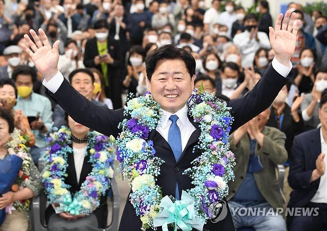 꽃목걸이 건 오영훈 제주도지사 후보 (제주=연합뉴스) 박지호 기자 = 제8회 전국동시지방선거일인 1일 오후 당선이 확실시되는 더불어민주당 오영훈 제주도지사 후보가 제주시 신광로 선거사무소에서 꽃목걸이를 걸고 세리머니를 하고 있다. 2022.6.1 jihopark@yna.co.kr