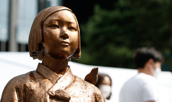 서울 종로구 구 일본대사관 앞에 소녀상이 자리를 지키고 있다. © News1