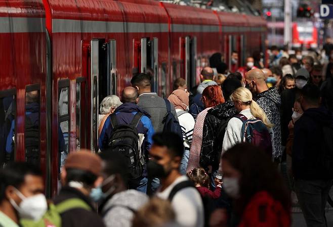 ‘9유로 티켓’ 행사가 시작된 1일 독일 쾰른에서 시민들이 열차를 타고 있다. 쾰른/로이터 연합뉴스