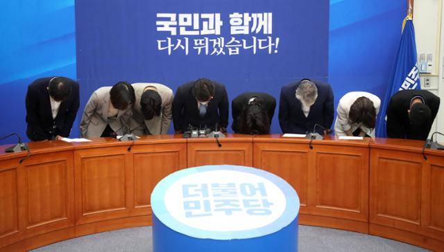 더불어민주당 윤호중·박지현 공동비상대책위원장과 비대위원들이 2일 오전 서울 여의도 국회에서 6.1 지방선거 패배에 대한 책임을 지고 총사퇴를 밝히며 허리 숙여 인사하고 있다. 오대근 기자