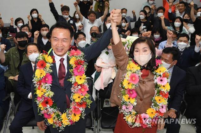 임태희(왼쪽) 경기도교육감 당선인이 2일 당선이 확정된 직후 경기 수원시 캠프 사무실에서 지지자들로부터 꽃다발을 받은 뒤 기념 사진을 찍고 있다. 수원=연합뉴스