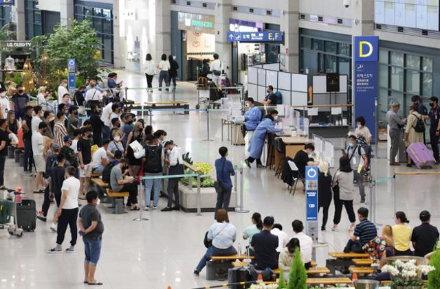 3일 인천국제공항 제1터미널 입국장이 해외 입국자와 환영객으로 붐비고 있다. 연합뉴스