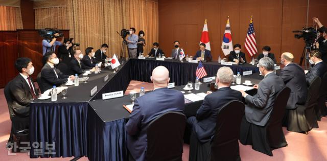 한미일 북핵수석대표들이 3일 서울 도렴동 외교부 청사에서 협의하고 있다. 고영권 기자