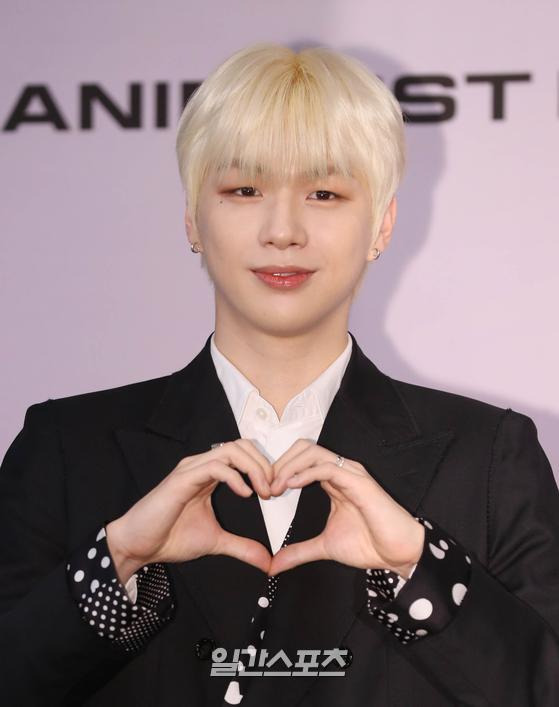 가수 강다니엘(KANG DANIEL)이 24일 오전 서울 강남구 심성동 그랜드 인터컨티넨탈 서울 파르나스 오키드룸에서 새 앨범 'The Story' 발매 기념 기자간담회를 열었다. 강다니엘이 포토타임에서 포즈를 취하고 있다.  김진경 기자 kim.jinkyung@joongang.co,kr/2022.05.24/