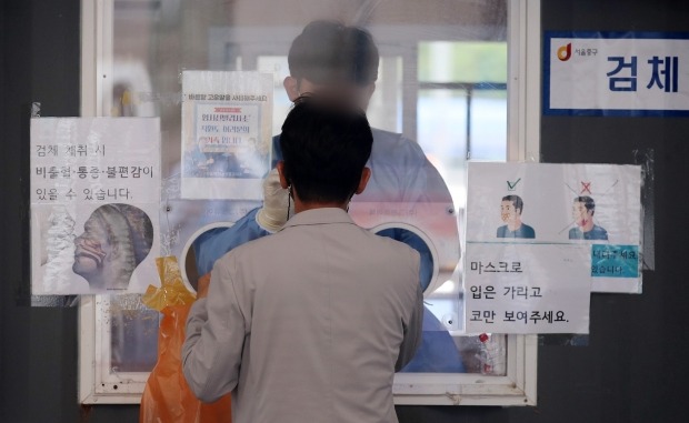 서울 중구 서울역광장에 마련된 코로나19 선별진료소에 한 시민이 검사를 받고 있다. /사진=뉴스1