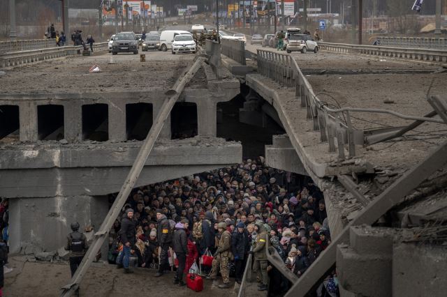 지난 3월 5일(현지시간) 우크라이나 수도 키이우(키예프) 외곽 이르핀강을 건너 피란하려던 주민들이 파괴된 다리 밑에 모여 있다. 2월 24일 시작된 러시아의 우크라이나 침공은 3일로 100일을 맞는다. 이 기간 수많은 목숨이 희생됐고, 난민이 발생했다. 하지만 전황은 장기화되고 있고, 전 세계는 전쟁으로 인한 경제 불황에 시달리고 있다. AP연합뉴스