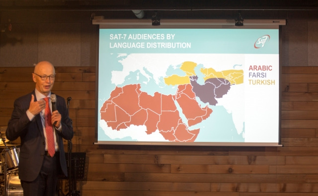 SAT-7의 아시아 담당 커트 요한슨 디렉터가 2일 서울 서초구 가비제작소에서 진행한 기자간담회에서 위성방송의 역할을 설명하고 있다.