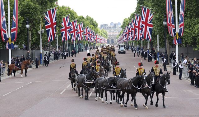엘리자베스 2세 영국 여왕의 즉위 70주년을 기념하는 행사인 '플래티넘 주빌리' 첫날인 2일(현지시간) 왕립기마포병대가 축포를 쏘아올리기 위해 런던 버킹엄궁에서 트라팔가 광장을 잇는 '더 몰' 거리를 따라 행진하고 있다. 연합뉴스