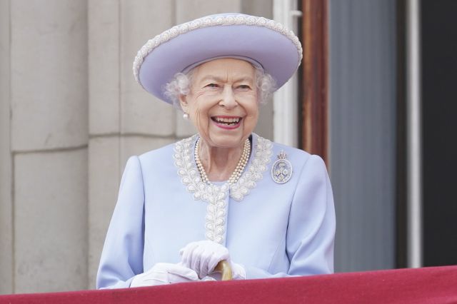 엘리자베스 2세 영국 여왕이 버킹엄궁 발코니에서 미소짓고 있다. 연합뉴스