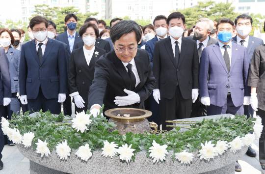 더불어민주당 김동연(가운데) 경기도지사 당선인이 2일 경기도 수원시 팔달구 인계동 현충탑을 참배하고 있다. 뉴시스