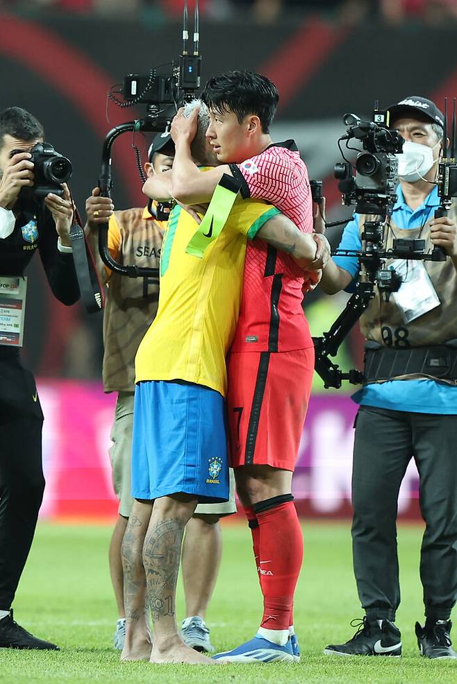 2일 열린 한국과 브라질 평가전 경기가 종료 후 포옹하는 손흥민과 네이마르의 모습. (사진=연합뉴스)