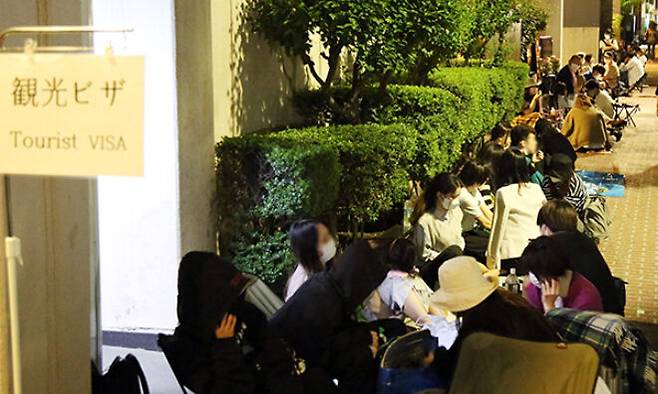 1일 오후 일본 도쿄 소재 주일본한국대사관 영사부 앞에서 한국 여행을 위한 비자(사증)를 신청하려는 일본인들이 기다리고 있다. 도쿄=연합뉴스