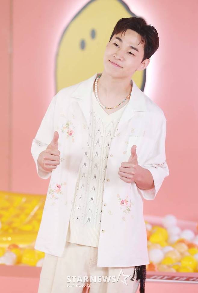 가수 헨리가 3일 오전 서울 성수동 한 카페에서 진행된 JTBC 예능 '플라이 투 더 댄스' 제작발표회에 참석해 포즈를 취하고 있다.  국내 가장 핫한 댄서들이 스트릿 댄스의 본고장인 미국에서 펼치는 댄스 버스킹 리얼리티 '플라이 투 더 댄스'는 오늘(3일) 첫 방송된다. /2022.06.03 /사진=이동훈 기자 photoguy@