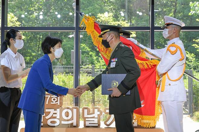 대통령 표창받은 해병대 1사단 (포항=연합뉴스) 3일 서울 용산구 노들섬에서 열린 세계 환경의 날 기념식에서 한화진 환경부 장관(왼쪽에서 두 번째)이 이재욱 해병대 1사단 행정부사단장(왼쪽에서 세 번째)에게 대통령 표창을 수여하고 있다. 2022.6.3 [해병대 1사단 제공. 재판매 및 DB 금지]