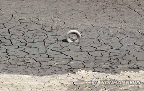 봄 가뭄에 바닥 드러낸 저수지 [연합뉴스 자료사진]