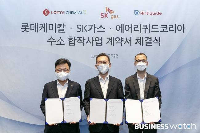 (왼쪽부터) 황진구 롯데케미칼 기초소재사업 대표, 윤병석 SK가스 대표, 니콜라 푸아리앙 에어리퀴드코리아 대표 /사진=SK가스 제공
