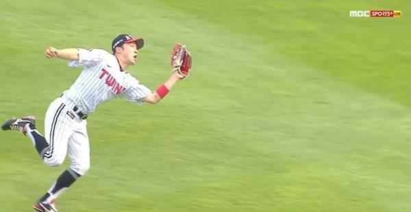 한유섬의 타구를 잡은 박해민. ⓒMBC SPORTS PLUS 중계화면 캡처