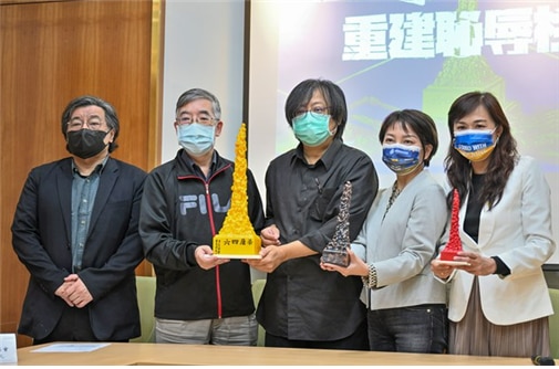 <타이완에 3월 21일 타이완에서 “치욕의 기둥” 모형을 들고 기둥의 중건을 선포하는 화인민주서원의 대표들. 왼쪽에서 두 번째가 역사학자 우런화(吳仁華)다.>
