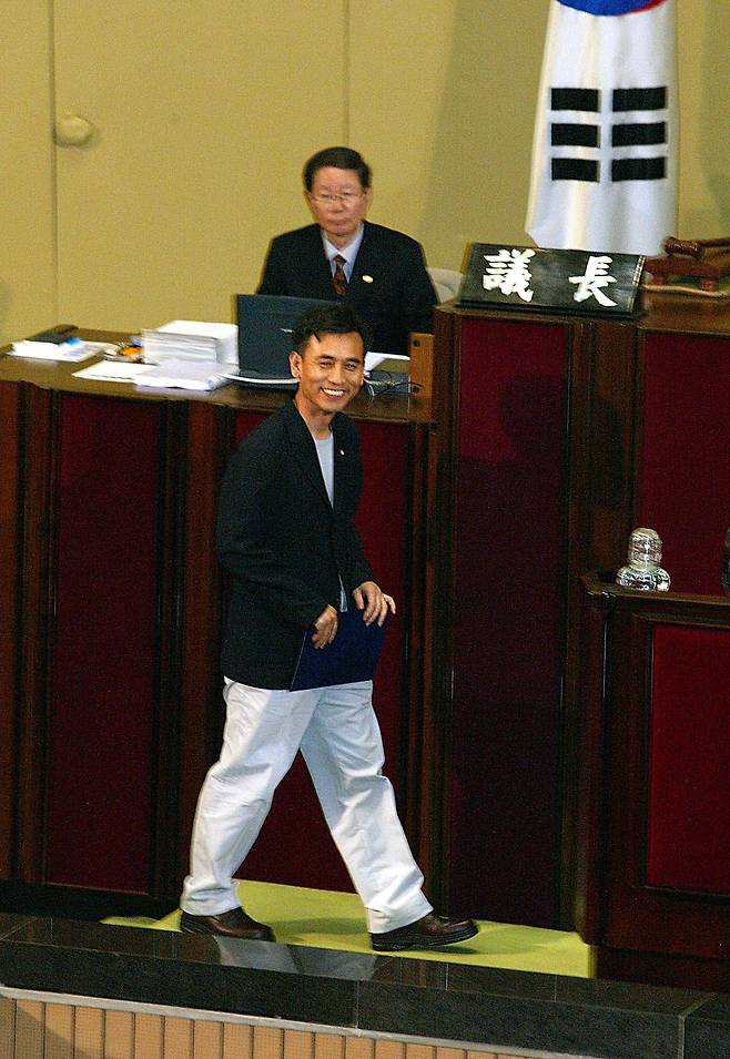 2003년 4월 29일 열린 국회 본회의에서 면바지에 라운드티 차림의 유시민 의원이 의원 선서를 위해 단상으로 올라가고 있다.야당의원들이 유의원의 복장을 문제삼아 퇴장해 선서가 하루 연기됐다. 유시민의원은 하루 뒤 정장차림으로 선서 했다./전기병 기자