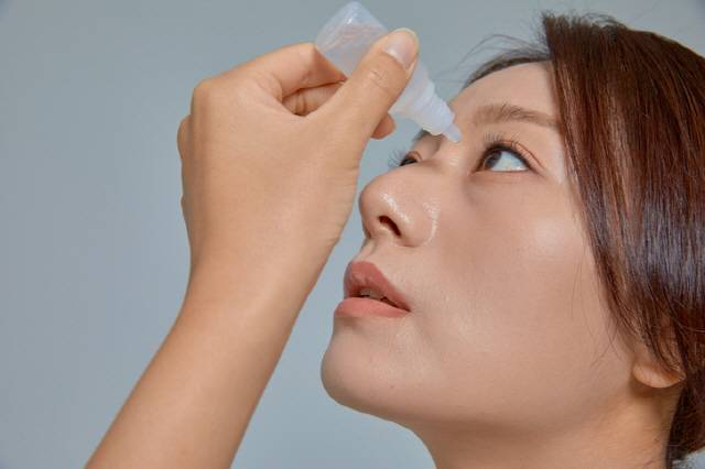 녹내장 안약을 여러 개 사용할 때는 최소 5분 간격으로 투약해야 한다. /게티이미지뱅크