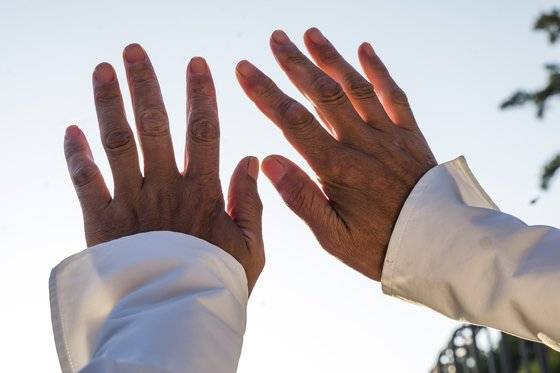 이상일의 손. ［사진 전재호 작가］