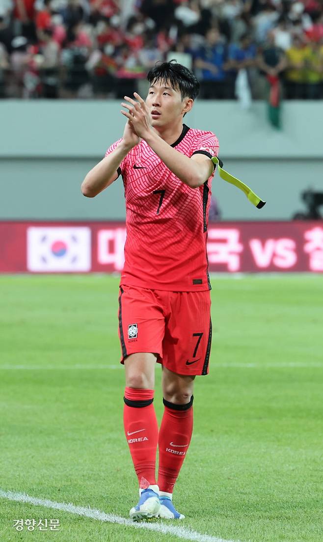 지난 2일 서울월드컵경기장에서 열린  한국과 브라질의 남자 축구 국가대표팀 친선경기 뒤 손흥민이 관중을 향해 인사하고 있다. 연합뉴스