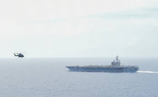 지난 2일 대한민국해군 환태평양훈련전단장 안상민 준장이 미국 해상작전헬기(MH-60)를 이용해 미국 항모 로널드레이건함으로 이동하는 모습. 합동참모본부 제공.
