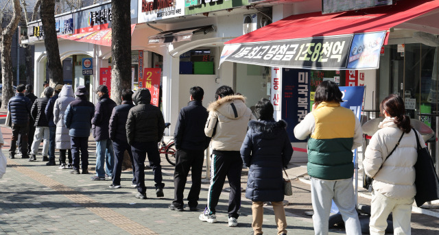 한 로또 판매점에 시민들이 줄지어 서 있다. [연합]