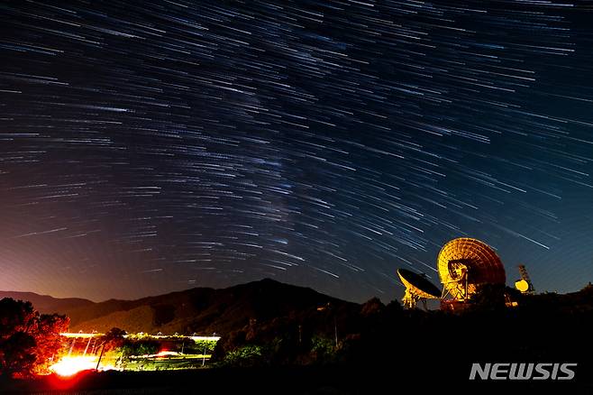 [보은=뉴시스] 정병혁 기자 = 5월 27일 충북 보은군 밤 하늘에 별들이 궤적을 그리며 일주운동을 하고 있다. (렌즈 16mm, F/2.8, 셔터속도 13초, 인터벌 촬영 후 660장 합성) 2022.06.04. jhope@newsis.com