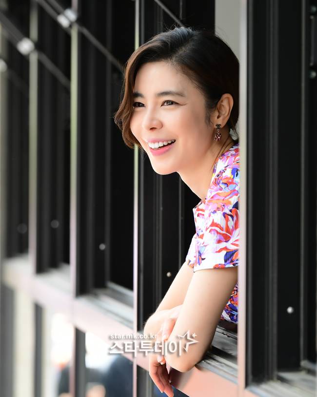 영화 ‘미인도’에서 혜원 신윤복을 연기하면서 그림에 입문한 김규리는 한국화 화가로도 활동 중이다. 사진ㅣ강영국 기자