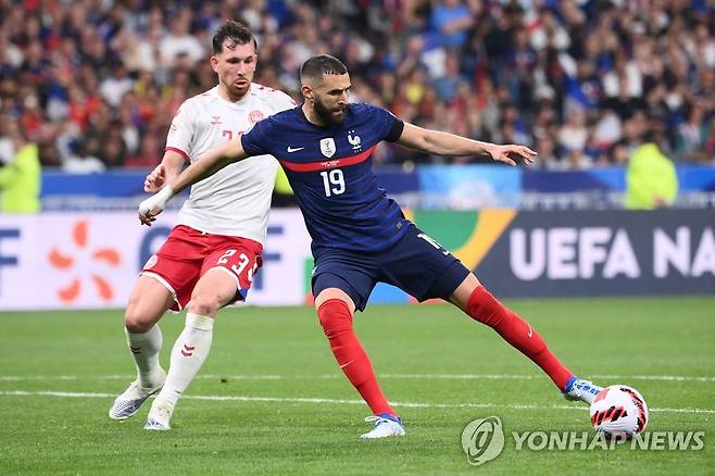 덴마크와 프랑스의 경기 모습.  [AFP=연합뉴스]