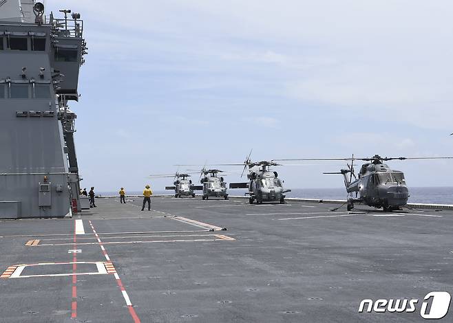 한미 해군이 지난 2~4일 일본 오키나와 동남방 공해상에서 항모강습단 연합훈련을 실시했다. 사진은 지난 2일 마라도함에서 이함을 준비하는 미군 MH-60 해상작전헬기. (합동참모본부 제공) 2022.6.4/뉴스1