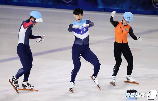 5일 서울 양천구 목동아이스링크에서 열린 '스케이팅 올스타 2022' 박지원(왼쪽부터), 김민석, 박지윤이 1500m 꼬리잡기 이벤트에서 댄스를 추고 있다. 2022.6.5/뉴스1 © News1 김진환 기자
