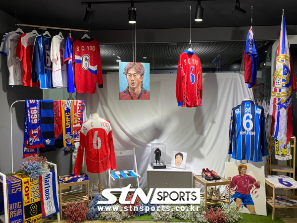 풋볼팬타지움에 마련된 고 유상철 감독 추모전. 사진｜최병진 기자