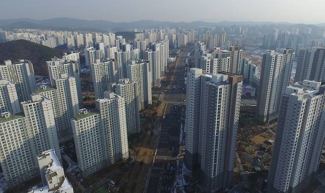 경기도  아파트 단지 모습.  수도권 외곽에서는 1억~2억 하락한 급매물이 거래되고 있다/뉴스1