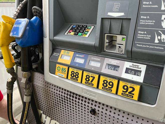미국 주유소의 주유기. 숫자 '85'가 적힌 가장 왼쪽 버튼이 바이오 에탄올 85%에 휘발율 15%를 섞은 'E85' 연료다. / 시카고=전준범 기자