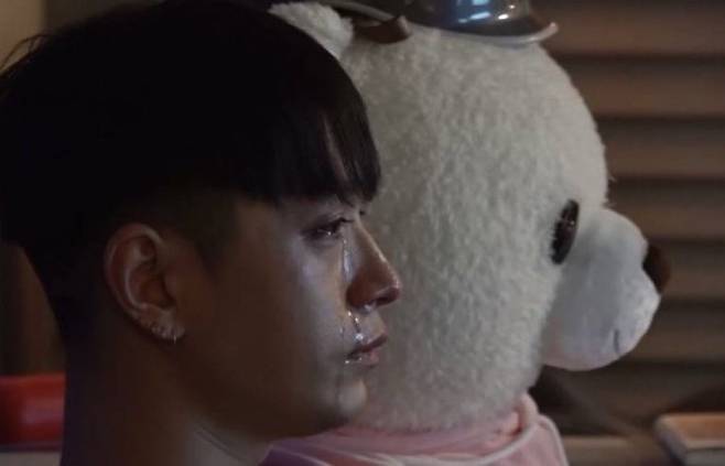 MBC 예능 프로그램 나혼자산다에서 드라마를 보며 눈물 흘리는 쌈디 모습. /사진=MBC방송 캡처