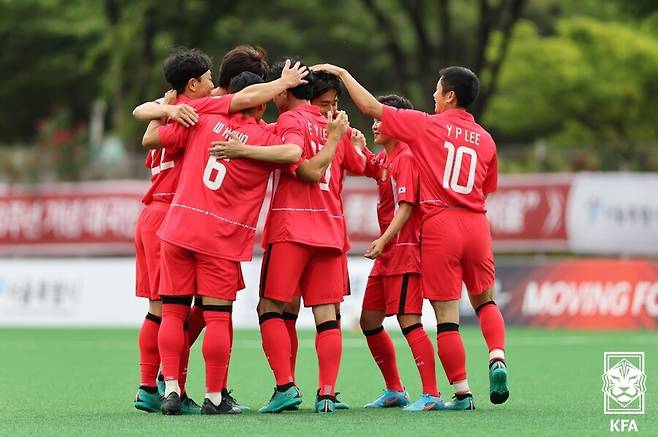▲ 2002 레전드들이 14세 이하(U-14) 대표팀과 경기를 치렀다. 거스 히딩크 감독이 벤치에 앉아 지휘하며 과거로 돌아갔다. ⓒ대한축구협회