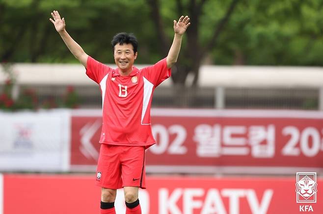 ▲ 21년 만에 나온 김병지의 드리블(사진 위)과 골을 터뜨린 이을용 ⓒ대한축구협회